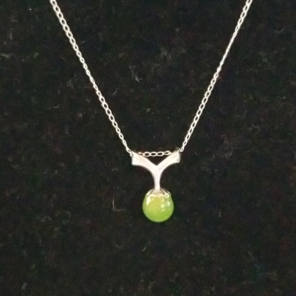 Jewelry - 14k gold jade pendant